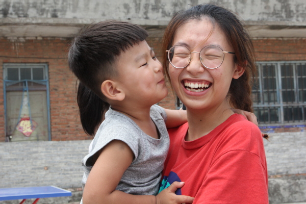 猴头脑村的孩子与队员孙梓滢合影