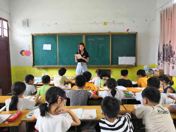 王倩老师教五年级学生数学