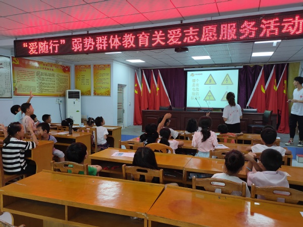 小朋友们积极回答用电安全问题