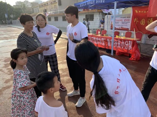 队员同时给家长和孩子讲解假期安全事项