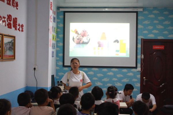 给小朋友们开设暑期食品安全小课堂