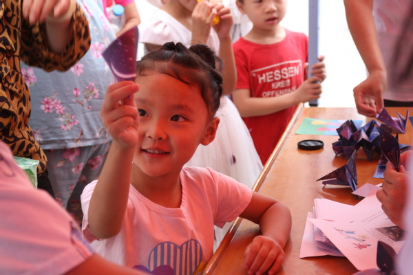 志愿者与小孩子做游戏