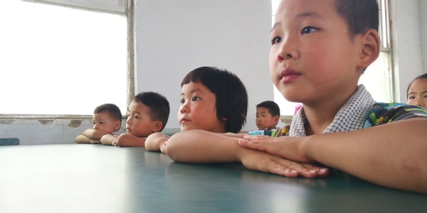 小朋友们认真地听志愿者讲课