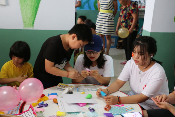 队员与小朋友齐心协力做手工